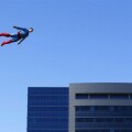 在巿區很多人報告，見到超人在上空飛行